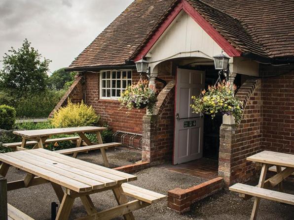 مبيت وإفطار ليمنجتون The Walhampton Arms المظهر الخارجي الصورة