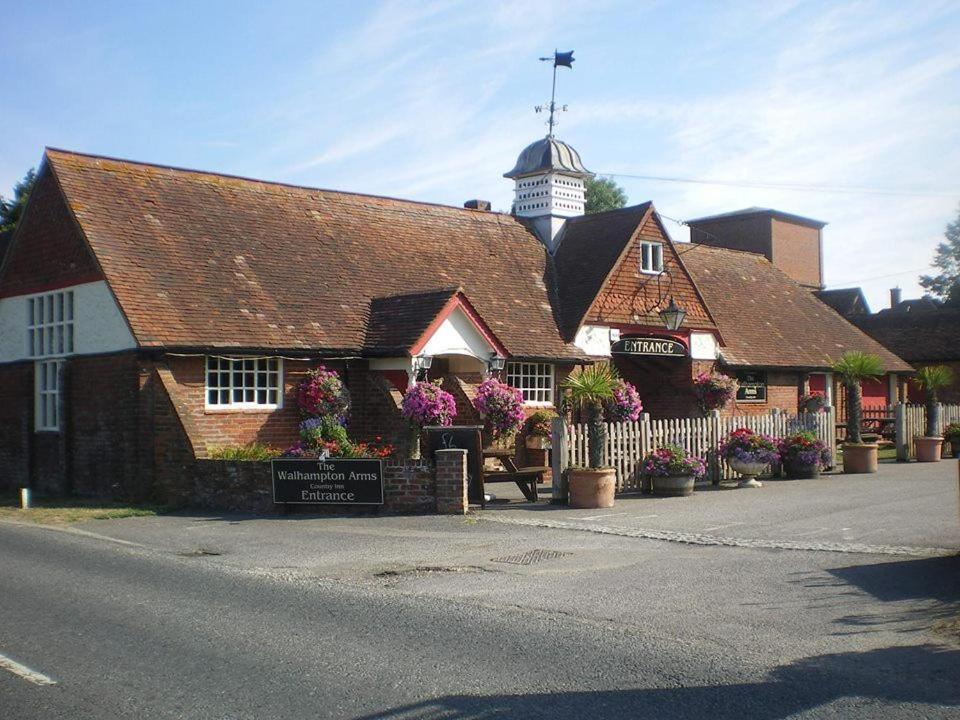 مبيت وإفطار ليمنجتون The Walhampton Arms المظهر الخارجي الصورة
