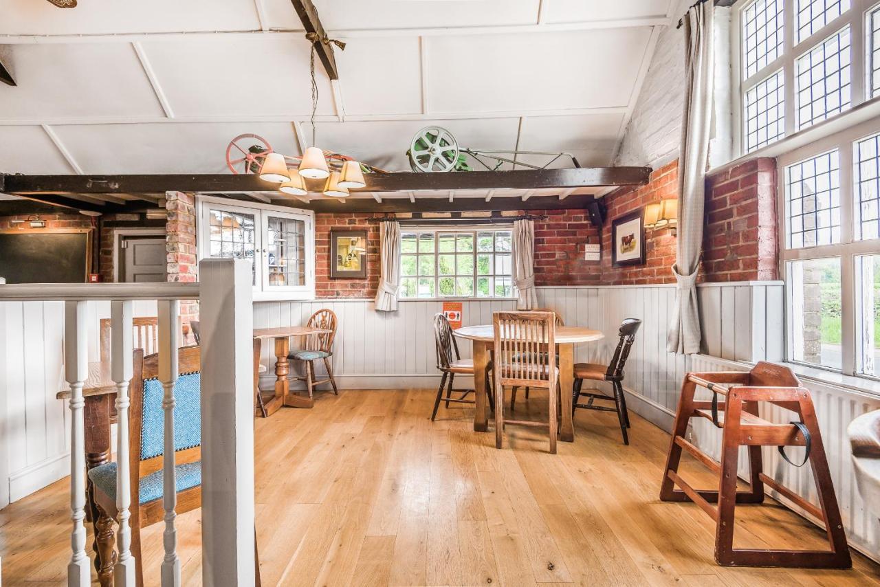 مبيت وإفطار ليمنجتون The Walhampton Arms المظهر الخارجي الصورة