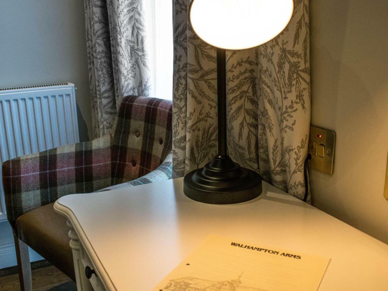 مبيت وإفطار ليمنجتون The Walhampton Arms المظهر الخارجي الصورة
