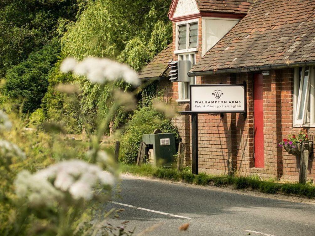 مبيت وإفطار ليمنجتون The Walhampton Arms المظهر الخارجي الصورة