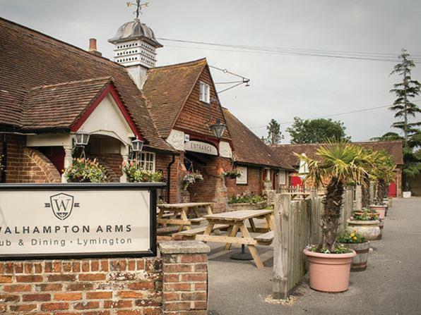 مبيت وإفطار ليمنجتون The Walhampton Arms المظهر الخارجي الصورة